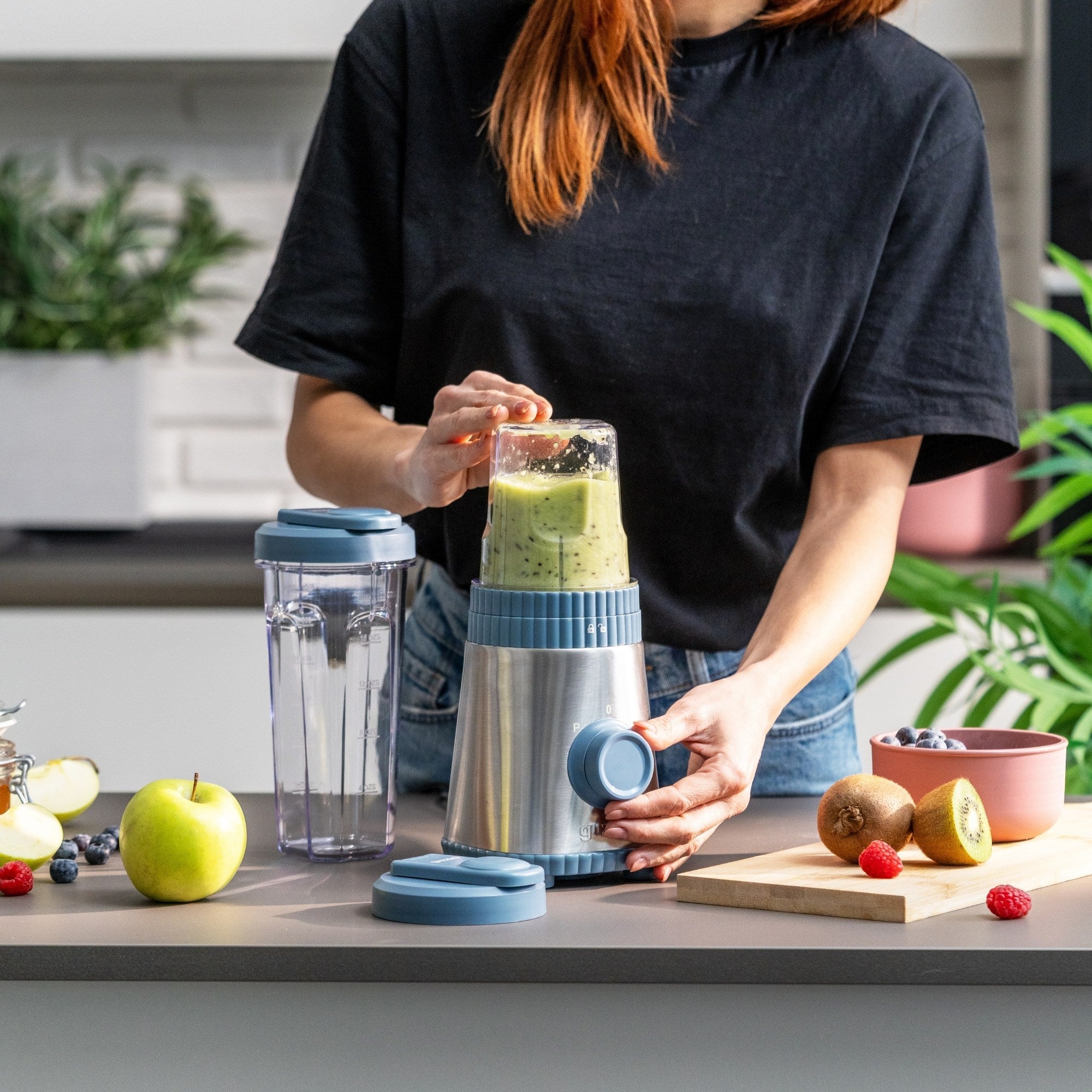 ON-THE-GO BLENDER WITH PORTABLE CUPS "SOUS CHEF"