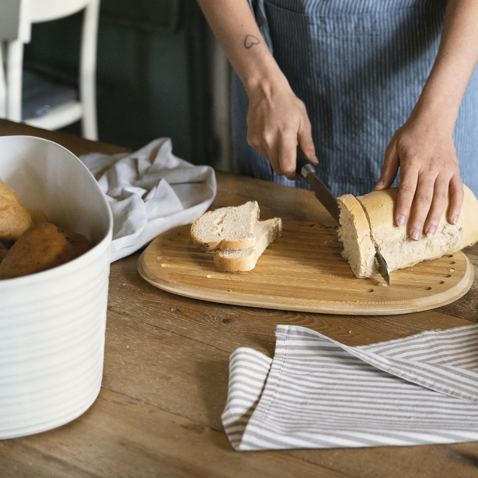 BREAD BIN WITH BAMBOO BREADBOARD TOP "TIERRA"